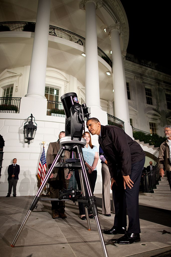 Barack Obama blickt durch ein Celestron-Teleskop (PD)